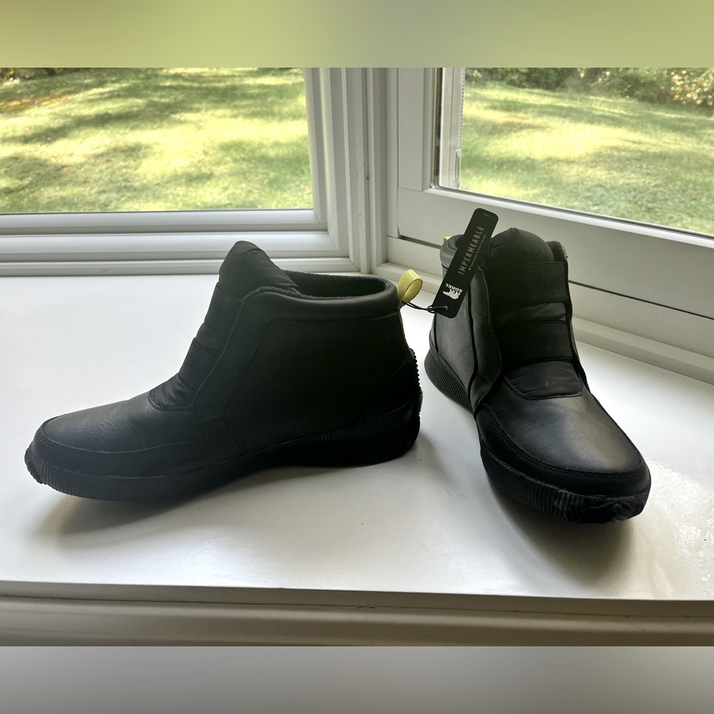 NWOB - Sorel Out N’ About Plus - all black leather waterproof sneaker boot